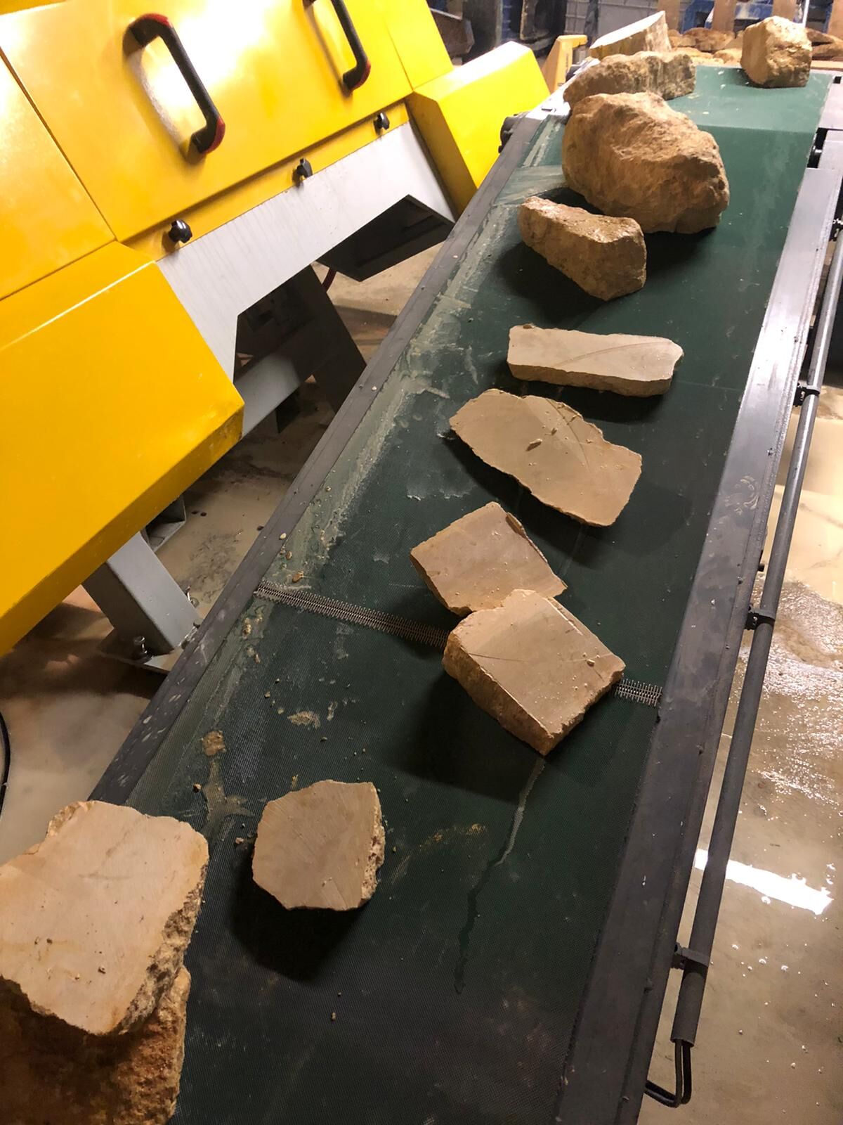 Máquina de corte de esquinas de piedra con sistema de aserrado de roca de chapa fina